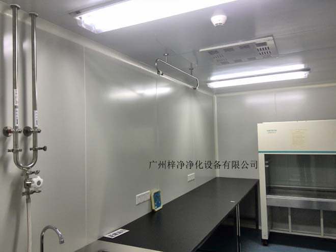 建造和使用洁净室能有效减少室内诱入、产生及滞留粒子。