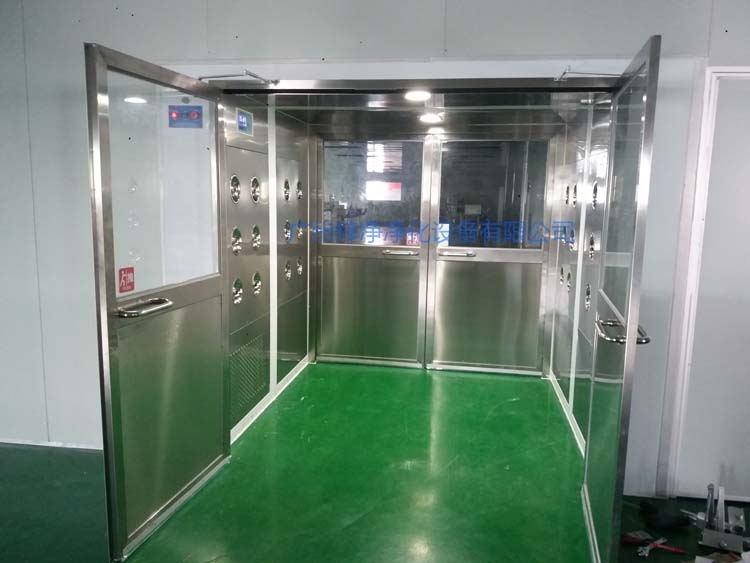 双开门货淋室前门打开,后门紧锁 防止洁净室与非洁净室空气对流。