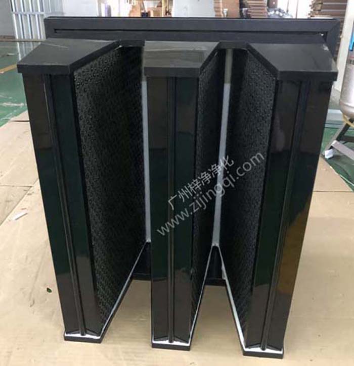 组合式活性炭过滤器主要采用的颗粒状活性炭,如椰壳活性炭、柱状活性炭等，均匀灌注并封存在特定的蜂窝状基材内