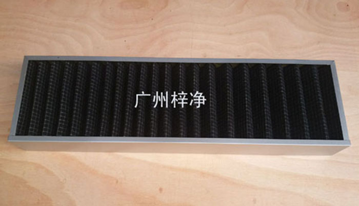 活性碳过滤器广泛用于化学、制药、食品、娱乐场所、需要净化空气的场所， 有害气体如苯、甲醛、氨气等的吸附脱除 溶剂的回收 ，采用活性炭毡比表面积大，吸附能力强，迅速处理各种有害气体, 有效洁净空气对气味的控制。
