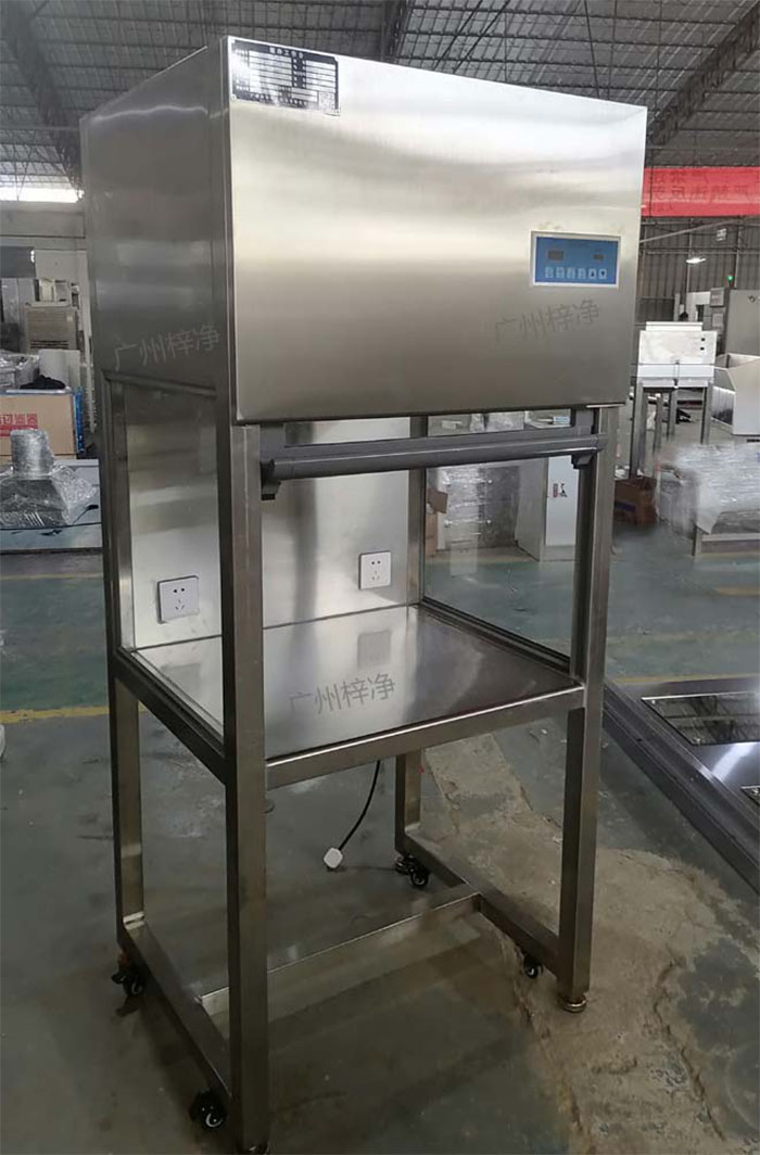 升降门超净工作台是采用单向空气流，室内空气经预初效过滤器进入静压箱，再经过高效空气过滤器，最后在操作区内形成高度洁净的单向空气流，是提供操作区高洁净度工作环境的理想设备。