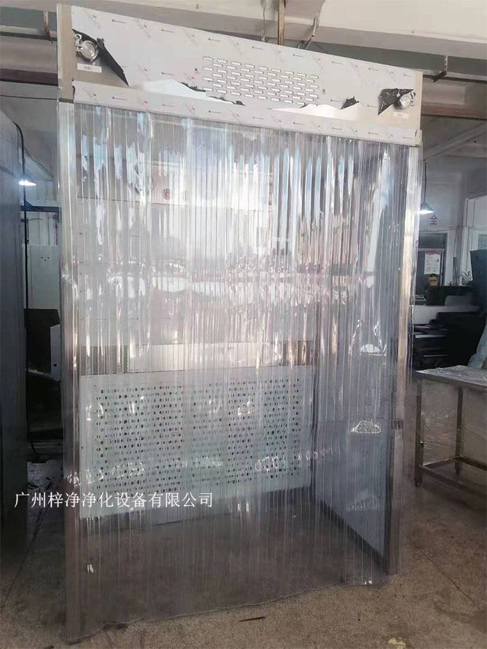 负压称量罩室内空气经初效过滤器、中效过滤器，由离心风机压入静压箱，在经高效过滤器后从气流扩散送风单元出风面吹出