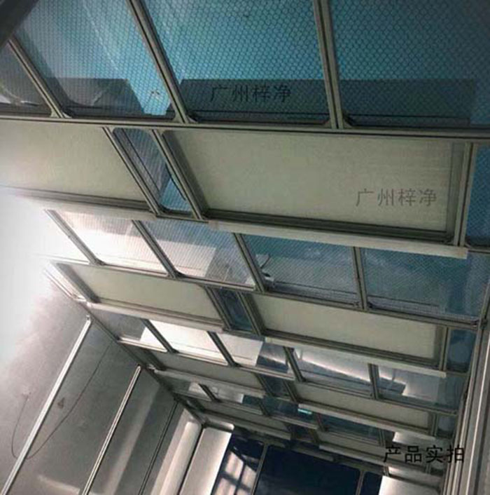 洁净棚里面的高效过滤器是根据现场环境：现场环境对高效过滤器的性能有一定影响。如空气质量较差、尘埃较多的情况下，高效过滤器的更换周期应适当缩短。