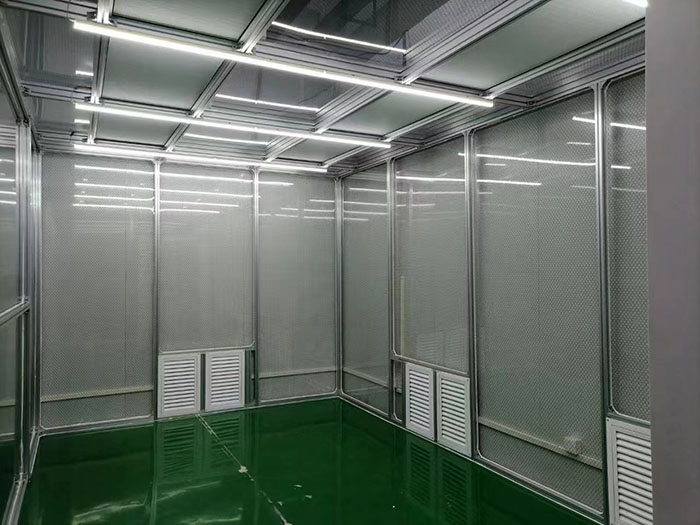 选择百级无尘洁净棚还是千级无尘洁净棚，应根据具体的生产需求、产品要求和预算来决定。