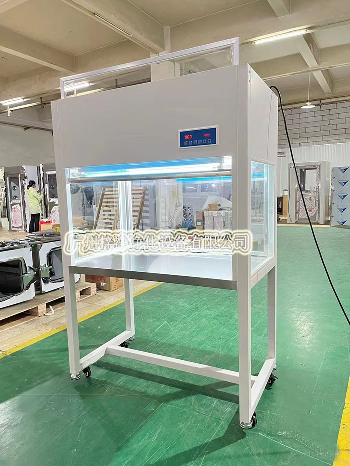 洁净工作台底部配备排风系统，通过高效过滤器净化后的空气从下而上流过洁净工作台台面，实现自净效果。